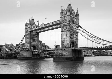 London, Großbritannien; 11. Mai 2018: Themse unter der Tower Bridge Stockfoto