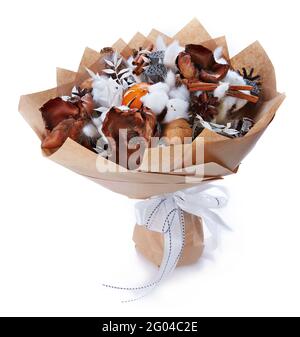 Hochzeitsstrauß auf Weiß isoliert. Frischer, üppiger Blumenstrauß Stockfoto