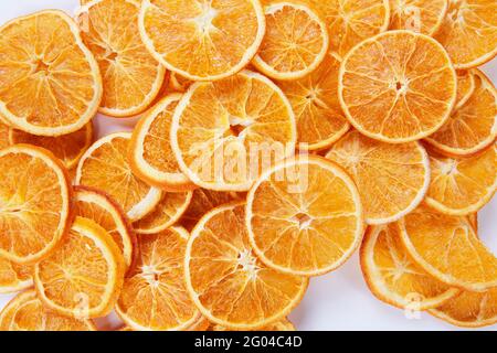 Natürliche getrocknete Orangen Hintergrund. Geschnittener und getrockneter Hintergrund kandierter Zitrusfrüchte. Hintergrund der Speisen. Draufsicht mit Platz für Text. Flach liegend. Stockfoto