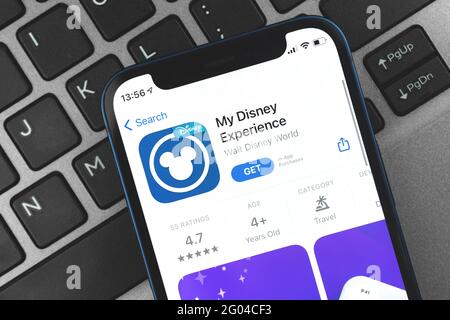 Kharkov, Ukraine - 28. Mai 2021: Meine Disney Experience Anwendung auf dem Bildschirm des Apple iPhone, Laptop-Tastatur Hintergrund Stockfoto