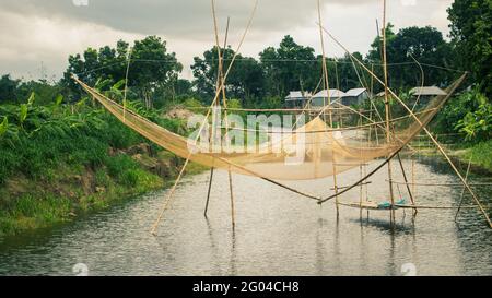 Eine wunderschöne Aussicht auf den Fluss von Bangladesch. Fischer fischen im Fluss, um Netze zu bekommen. Stockfoto