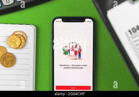 Charkow, Ukraine - 28. Mai 2021: Titelbild der Sparkasse-App auf dem Mobiltelefon Stockfoto