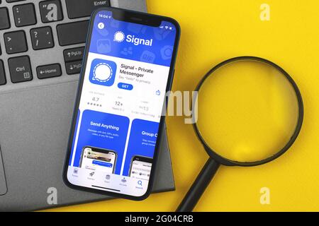 Charkow, Ukraine - 28. Mai 2021: Signal Private Messenger App auf dem Bildschirm des Apple iPhone 12 angezeigt Stockfoto