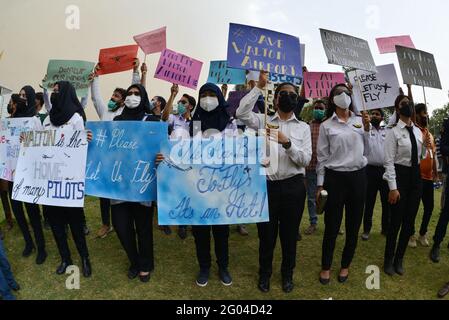 Lahore, Pakistan. Mai 2021. 200 studentische Piloten, 30 Bodenlehrer, 50 Flugingenieure, 50 Bodenpersonal des Walton Airport protestieren gegen die höher betroffenen Behörden der Regierung, da sie darum baten, das Flugverbot aufzuheben, bis und es sei denn, ein anderer Flughafen Muridke wird gegeben, was versprochen wurde. (Foto von Rana Sajid Hussain/Pacific Press) Quelle: Pacific Press Media Production Corp./Alamy Live News Stockfoto