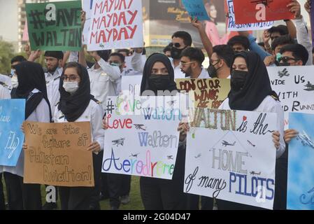 Lahore, Pakistan. Mai 2021. 200 studentische Piloten, 30 Bodenlehrer, 50 Flugingenieure, 50 Bodenpersonal des Walton Airport protestieren gegen die höher betroffenen Behörden der Regierung, da sie darum baten, das Flugverbot aufzuheben, bis und es sei denn, ein anderer Flughafen Muridke wird gegeben, was versprochen wurde. (Foto von Rana Sajid Hussain/Pacific Press) Quelle: Pacific Press Media Production Corp./Alamy Live News Stockfoto