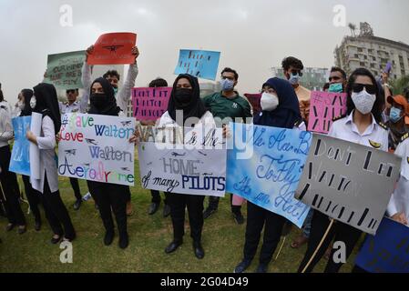 Lahore, Pakistan. Mai 2021. 200 studentische Piloten, 30 Bodenlehrer, 50 Flugingenieure, 50 Bodenpersonal des Walton Airport protestieren gegen die höher betroffenen Behörden der Regierung, da sie darum baten, das Flugverbot aufzuheben, bis und es sei denn, ein anderer Flughafen Muridke wird gegeben, was versprochen wurde. (Foto von Rana Sajid Hussain/Pacific Press) Quelle: Pacific Press Media Production Corp./Alamy Live News Stockfoto