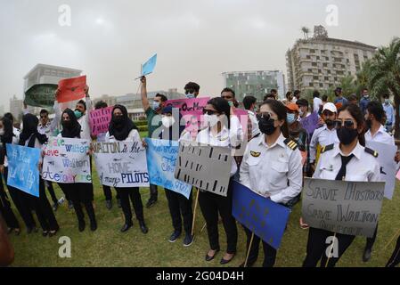 Lahore, Pakistan. Mai 2021. 200 studentische Piloten, 30 Bodenlehrer, 50 Flugingenieure, 50 Bodenpersonal des Walton Airport protestieren gegen die höher betroffenen Behörden der Regierung, da sie darum baten, das Flugverbot aufzuheben, bis und es sei denn, ein anderer Flughafen Muridke wird gegeben, was versprochen wurde. (Foto von Rana Sajid Hussain/Pacific Press) Quelle: Pacific Press Media Production Corp./Alamy Live News Stockfoto