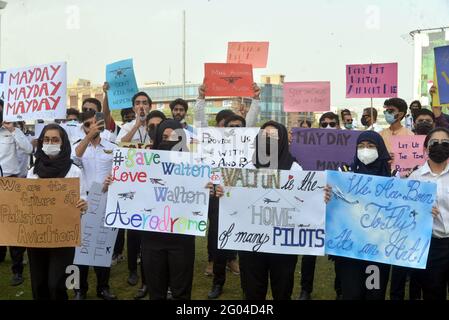 Lahore, Pakistan. Mai 2021. 200 studentische Piloten, 30 Bodenlehrer, 50 Flugingenieure, 50 Bodenpersonal des Walton Airport protestieren gegen die höher betroffenen Behörden der Regierung, da sie darum baten, das Flugverbot aufzuheben, bis und es sei denn, ein anderer Flughafen Muridke wird gegeben, was versprochen wurde. (Foto von Rana Sajid Hussain/Pacific Press) Quelle: Pacific Press Media Production Corp./Alamy Live News Stockfoto