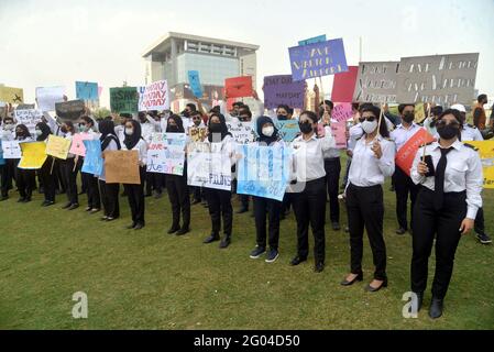 Lahore, Pakistan. Mai 2021. 200 studentische Piloten, 30 Bodenlehrer, 50 Flugingenieure, 50 Bodenpersonal des Walton Airport protestieren gegen die höher betroffenen Behörden der Regierung, da sie darum baten, das Flugverbot aufzuheben, bis und es sei denn, ein anderer Flughafen Muridke wird gegeben, was versprochen wurde. (Foto von Rana Sajid Hussain/Pacific Press) Quelle: Pacific Press Media Production Corp./Alamy Live News Stockfoto