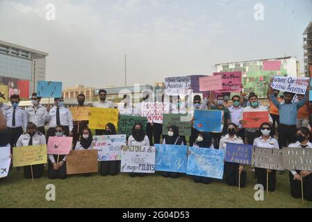 Lahore, Pakistan. Mai 2021. 200 studentische Piloten, 30 Bodenlehrer, 50 Flugingenieure, 50 Bodenpersonal des Walton Airport protestieren gegen die höher betroffenen Behörden der Regierung, da sie darum baten, das Flugverbot aufzuheben, bis und es sei denn, ein anderer Flughafen Muridke wird gegeben, was versprochen wurde. (Foto von Rana Sajid Hussain/Pacific Press) Quelle: Pacific Press Media Production Corp./Alamy Live News Stockfoto