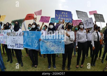 Lahore, Pakistan. Mai 2021. 200 studentische Piloten, 30 Bodenlehrer, 50 Flugingenieure, 50 Bodenpersonal des Walton Airport protestieren gegen die höher betroffenen Behörden der Regierung, da sie darum baten, das Flugverbot aufzuheben, bis und es sei denn, ein anderer Flughafen Muridke wird gegeben, was versprochen wurde. (Foto von Rana Sajid Hussain/Pacific Press) Quelle: Pacific Press Media Production Corp./Alamy Live News Stockfoto