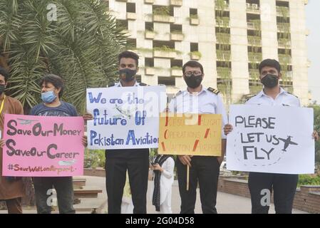 Lahore, Pakistan. Mai 2021. 200 studentische Piloten, 30 Bodenlehrer, 50 Flugingenieure, 50 Bodenpersonal des Walton Airport protestieren gegen die höher betroffenen Behörden der Regierung, da sie darum baten, das Flugverbot aufzuheben, bis und es sei denn, ein anderer Flughafen Muridke wird gegeben, was versprochen wurde. (Foto von Rana Sajid Hussain/Pacific Press) Quelle: Pacific Press Media Production Corp./Alamy Live News Stockfoto