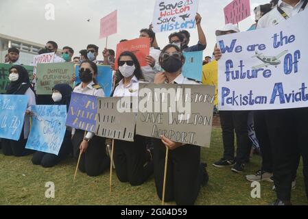 Lahore, Pakistan. Mai 2021. 200 studentische Piloten, 30 Bodenlehrer, 50 Flugingenieure, 50 Bodenpersonal des Walton Airport protestieren gegen die höher betroffenen Behörden der Regierung, da sie darum baten, das Flugverbot aufzuheben, bis und es sei denn, ein anderer Flughafen Muridke wird gegeben, was versprochen wurde. (Foto von Rana Sajid Hussain/Pacific Press) Quelle: Pacific Press Media Production Corp./Alamy Live News Stockfoto