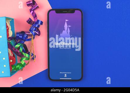 Kharkov, Ukraine - 28. Mai 2021: Mein Disney Experience Anwendungslogo auf dem Bildschirm des Apple iPhone 12 Stockfoto