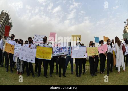 Lahore, Pakistan. Mai 2021. 200 studentische Piloten, 30 Bodenlehrer, 50 Flugingenieure, 50 Bodenpersonal des Walton Airport protestieren gegen die höher betroffenen Behörden der Regierung, da sie darum baten, das Flugverbot aufzuheben, bis und es sei denn, ein anderer Flughafen Muridke wird gegeben, was versprochen wurde. (Foto von Rana Sajid Hussain/Pacific Press) Quelle: Pacific Press Media Production Corp./Alamy Live News Stockfoto