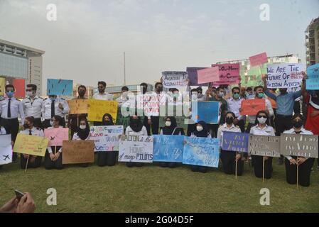 Lahore, Pakistan. Mai 2021. 200 studentische Piloten, 30 Bodenlehrer, 50 Flugingenieure, 50 Bodenpersonal des Walton Airport protestieren gegen die höher betroffenen Behörden der Regierung, da sie darum baten, das Flugverbot aufzuheben, bis und es sei denn, ein anderer Flughafen Muridke wird gegeben, was versprochen wurde. (Foto von Rana Sajid Hussain/Pacific Press) Quelle: Pacific Press Media Production Corp./Alamy Live News Stockfoto