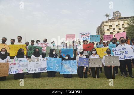 Lahore, Pakistan. Mai 2021. 200 studentische Piloten, 30 Bodenlehrer, 50 Flugingenieure, 50 Bodenpersonal des Walton Airport protestieren gegen die höher betroffenen Behörden der Regierung, da sie darum baten, das Flugverbot aufzuheben, bis und es sei denn, ein anderer Flughafen Muridke wird gegeben, was versprochen wurde. (Foto von Rana Sajid Hussain/Pacific Press) Quelle: Pacific Press Media Production Corp./Alamy Live News Stockfoto