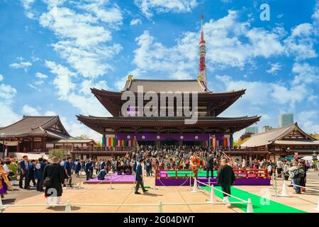 tokio, japan - 05 2020. märz: Menschenmenge, die während der Gyoki-daie-Zeremonie im Garten des zojoji-Tempels Fotos von japanischen buddhistischen Mönchen macht Stockfoto