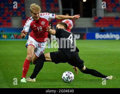 Szekesfehervar, Ungarn. Mai 2021. Fußball, U-21 Männer: Europameisterschaft, Dänemark - Deutschland, Finalrunde, Viertelfinale in der MOL Arena Sosto. Nico Schlotterbeck (Deutschland) und Gustav Isaksen (Dänemark, L) in Aktion. Kredit: Marton Monus/dpa/Alamy Live Nachrichten Stockfoto