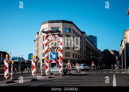 BRÜSSEL, BELGIEN - 30. Mai 2021: Straßenarbeiten am brüsseler Hauptbahnhof Stockfoto