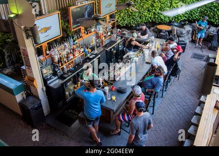 Lahaina, Maui, Hawaii. Belebte Barszene mit Leuten, die ihre Zeit in einem lokalen Pub genießen. Stockfoto