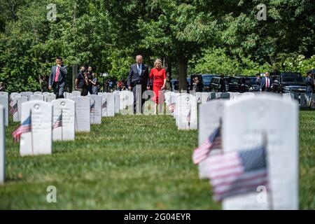 Arlington, Vereinigte Staaten Von Amerika. Mai 2021. US-Präsident Joe Biden und First Lady Dr. Jill Biden gehen durch Abschnitt 12 nach der Einhaltung des National Memorial Day auf dem Arlington National Cemetery 31. Mai 2021 Arlington, Virginia. Quelle: Planetpix/Alamy Live News