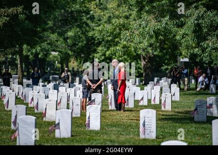 Arlington, Vereinigte Staaten Von Amerika. Mai 2021. US-Präsident Joe Biden und First Lady Dr. Jill Biden halten in Abschnitt 12 an, um Familienmitglieder nach der Einhaltung des National Memorial Day auf dem Arlington National Cemetery zu besuchen 31. Mai 2021 Arlington, Virginia. Quelle: Planetpix/Alamy Live News