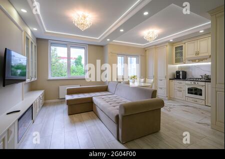 Moderne große luxuriöse Küche und Esszimmer im Studio-Apartment Stockfoto
