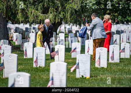 Arlington, Vereinigte Staaten Von Amerika. Mai 2021. US-Präsident Joe Biden und First Lady Dr. Jill Biden halten in Abschnitt 12 an, um Familienmitglieder nach der Einhaltung des National Memorial Day auf dem Arlington National Cemetery zu besuchen 31. Mai 2021 Arlington, Virginia. Quelle: Planetpix/Alamy Live News