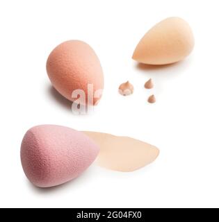 Make-up Schwämme mit Proben von tonalen Grundlagen auf weißem Hintergrund Stockfoto