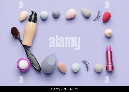 Rahmen aus Make-up-Elemente auf farbigem Hintergrund Stockfoto