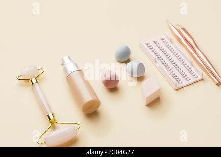 Set von Make-up-Artikel mit Massage-Tool auf farbigem Hintergrund Stockfoto