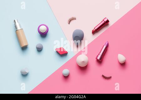 Set von Make-up-Elementen auf farbigem Hintergrund Stockfoto