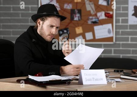 Detektiv Verarbeitung Beweise im Büro Stockfoto