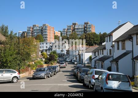 Mit Blick auf eine Wohnstraße mit gemischten Wohnungen und Hochhäusern, Ocklynge Road, Old Town, Eastbourne, East Sussex, England, Großbritannien Stockfoto