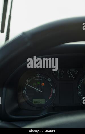 Nebelscheinwerferanzeigen am Armaturenbrett des Fahrzeugs. Fahrkonzept bei schlechtem Wetter Stockfoto