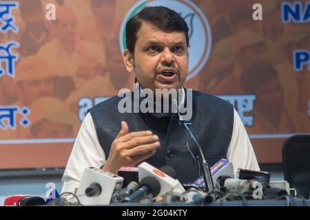 Mumbai, Indien. Mai 2021. MUMBAI, INDIEN - 31. MAI: Der ehemalige Maharashtra-Chefminister und jetzige Oppositionsführer Devendra Fadnavis während einer Pressekonferenz zum Thema OBC-Reservierung im BJP-Büro, Nariman Point, am 31. Mai 2021 in Mumbai, Indien. Der ehemalige CM schlug die Regierung des Bundesstaates MVA wegen der OBC-Reservierungsproblematik zu und sagte, dass es nicht rechtzeitig funktioniert habe und suchte weiterhin nach mehr Zeit vor dem Gericht, was dazu führte, dass der Oberste Gerichtshof seine Überprüfungsgesuche ablehnte.(Foto: Pratik Chorge/Hindustan Times/Sipa USA) Quelle: SIPA USA/Alamy Live News Stockfoto