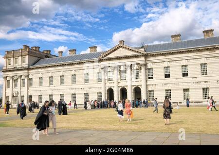 Studenten, Eltern und Familien am Abschlusstag an der University of Greenwich auf dem Gelände des Old Royal Naval College, London, England, Großbritannien Stockfoto