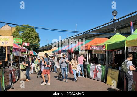 Internationale Marktstände für Straßenessen in Acklam Village unter der Westway-Überführung, Portobello Road, Notting Hill, London, England, VEREINIGTES KÖNIGREICH Stockfoto