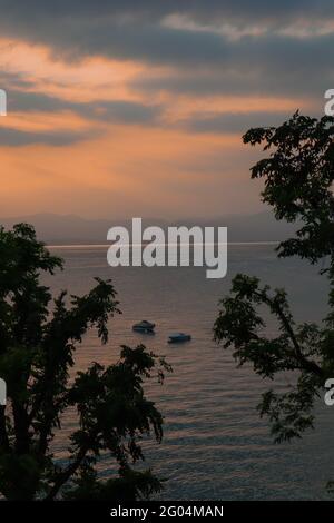 Schöner Sonnenuntergang am Gardasee in Italien Stockfoto