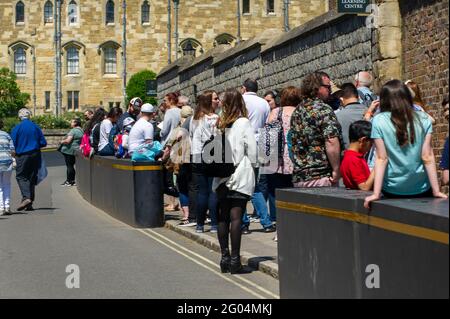 Windsor, Großbritannien. Mai 2021. Eine Schlange für Windsor Castle. Windsor war heute voller Einheimischer und Besucher, als der warme Sonnenschein die Menschen zum Bankfeiertag-Montag in die Stadt brachte. Nach der Lifitierung der meisten Covid-19-Beschränkungen boomte die Stadt heute mit Menschen, die draußen essen, auf Flussfahrten gehen und Zeit mit ihren Familien und Freunden genießen. Quelle: Maureen McLean/Alamy Stockfoto