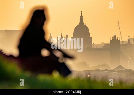 London, Großbritannien. Mai 2021. Wetter in Großbritannien: Dramatischer Sonnenuntergang von der Spitze des Greenwich Parks, da die heißeste Temperatur des Jahres aufgezeichnet wird, während Briten die Sonne an den Feiertagen genießen. Kredit: Guy Corbishley/Alamy Live Nachrichten Stockfoto