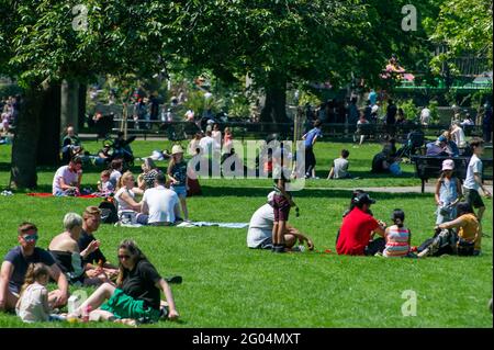 Windsor, Großbritannien. Mai 2021. Picknicks in Alexandra Gardens. Windsor war heute voller Einheimischer und Besucher, als der warme Sonnenschein die Menschen zum Bankfeiertag-Montag in die Stadt brachte. Nach der Lifitierung der meisten Covid-19-Beschränkungen boomte die Stadt heute mit Menschen, die draußen essen, auf Flussfahrten gehen und Zeit mit ihren Familien und Freunden genießen. Quelle: Maureen McLean/Alamy Stockfoto