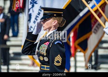 Arlington, Vereinigte Staaten Von Amerika. Mai 2021. US Army Sgt. Chelsea Porterfield der 1. Klasse, Sergeant der Garde am Grab des unbekannten Soldaten, grüßt während der Zeremonie zur Verleihung der Ehrenurteile der Streitkräfte des Präsidenten auf dem Arlington National Cemetery am 31. Mai 2021 in Arlington, Virginia. Quelle: Planetpix/Alamy Live News Stockfoto