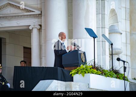 Arlington, Vereinigte Staaten Von Amerika. Mai 2021. US-Präsident Joe Biden hält seine Rede während der jährlichen Gedenkfeier zum Memorial Day im Memorial Amphitheatre auf dem Nationalfriedhof von Arlington, 31. Mai 2021 in Arlington, Virginia. Quelle: Planetpix/Alamy Live News Stockfoto
