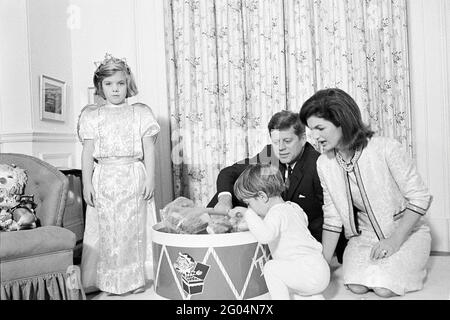 Präsident John F. Kennedy und First Lady Jacqueline Kennedy besuchen mit ihren Kindern Caroline Kennedy und John F. Kennedy, Jr., nach einer gemeinsamen Geburtstagsfeier für die Kinder in Johns Kinderzimmer. White House, Washington, D.C. Stockfoto