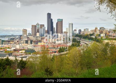 Downtown Seattle Skyline und Freeway. Skyline der Innenstadt von Seattle mit der Interstate 5 Autobahn vorbei. Staat Washington, USA. Stockfoto