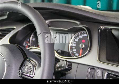 Fragment des Innenraums eines modernen Autos. Stockfoto
