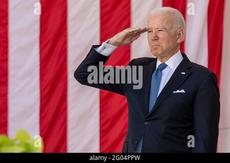 Arlington, Vereinigte Staaten Von Amerika. Mai 2021. US-Präsident Joe Biden begrüßt die jährliche Gedenkfeier zum Memorial Day im Memorial Amphitheater auf dem Nationalfriedhof Arlington am 31. Mai 2021 in Arlington, Virginia. Quelle: Planetpix/Alamy Live News Stockfoto