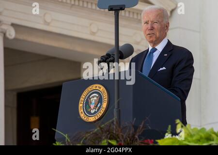 Arlington, Vereinigte Staaten Von Amerika. Mai 2021. US-Präsident Joe Biden hält seine Rede während der jährlichen Gedenkfeier zum Memorial Day im Memorial Amphitheatre auf dem Nationalfriedhof von Arlington, 31. Mai 2021 in Arlington, Virginia. Quelle: Planetpix/Alamy Live News Stockfoto